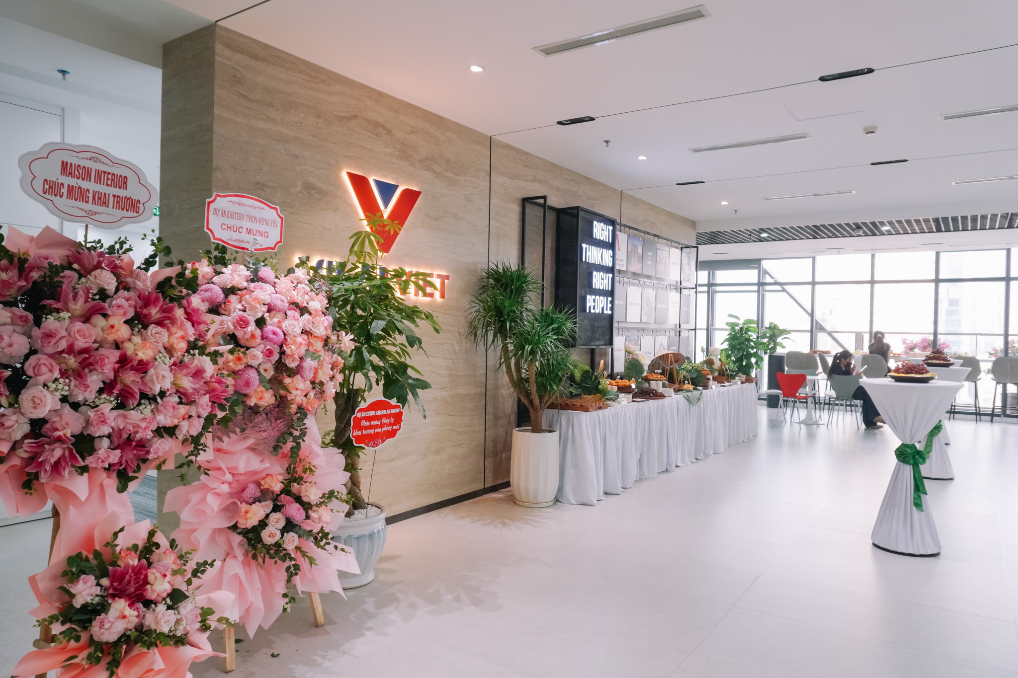 Buổi tiệc khai trương được tổ chức ấm cúng tại trụ sở.
